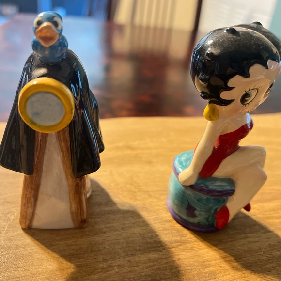 **VINTAGE** and RARE Betty Boop and Photographer Salt and Pepper Shaker - Picture 2 of 4